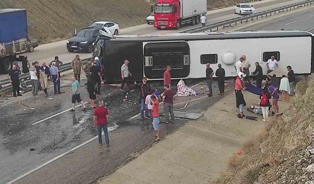 Antalya Korkuteli'nde yolcu otobüsü devrildi: 10 yaralı