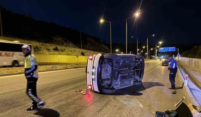 Bordür taşına çarpan otomobil devrildi: Sürücü olay yerinden kaçtı