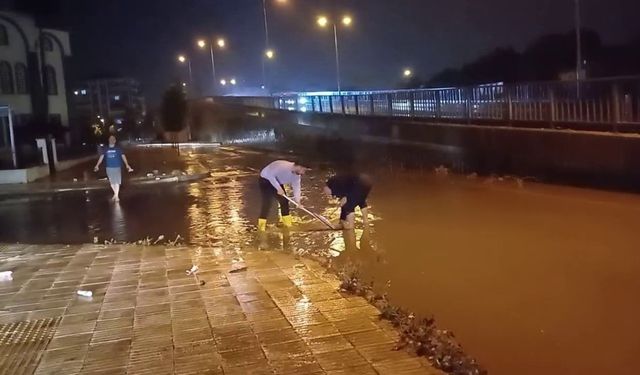 Çorum’da sağanak yağış hayatı olumsuz etkiledi: Yollar dereye döndü ev ve iş yerlerini su bastı