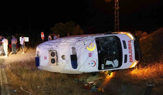 Elazığ’da ambulans şarampole devrildi: 3 yaralı