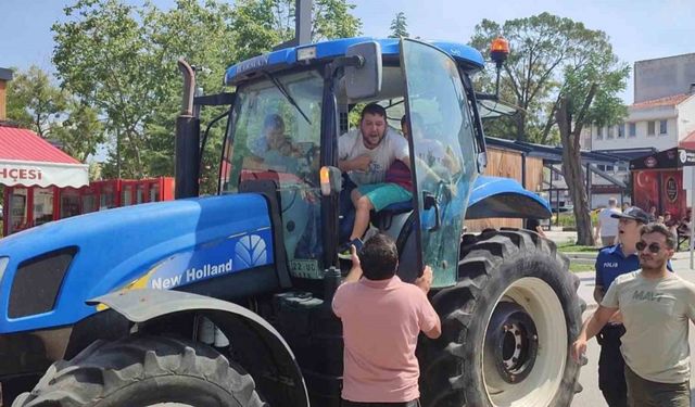 Keşan’da konvoy halinde şehir içine izinsiz giren traktörleri polis durdurdu