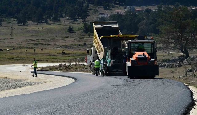 Özel İdare kendi ürettiği asfaltla yol yapmaya başladı