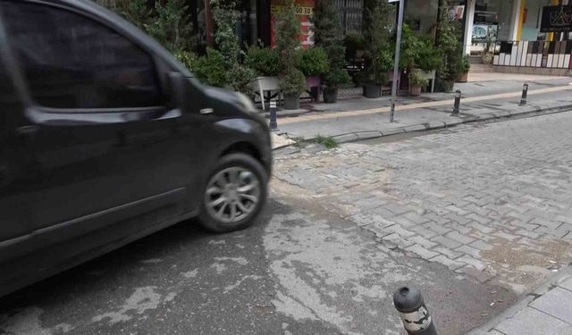 Yalova’da bozuk yolu belediye yapmayınca vatandaş kendi imkanıyla tamir ettirdi