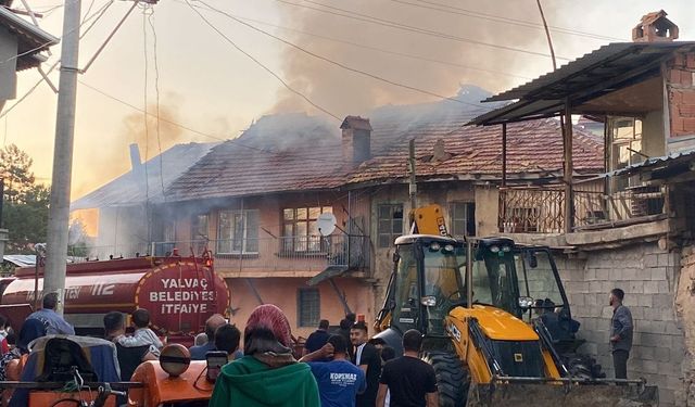 Yalvaç'ta çıkan yangında bitişik iki ev kullanılamaz hale geldi