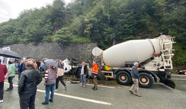 Kamyon ile çarpışan beton mikserindeki 2 kişi yaralandı