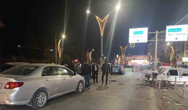 Afyonkarahisar’da 5 otomobilin karıştığı kazada ortalık savaş alanına döndü: 2 yaralı