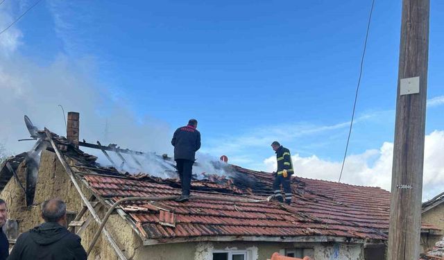 Alaca'da baca temizliği yaparken samanlık ile evini yaktı