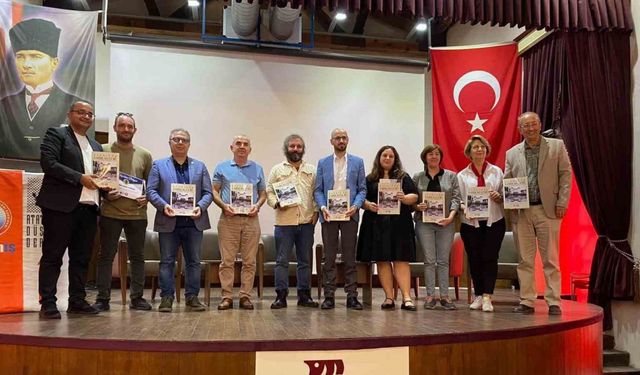 Bandırma Tarih Kulübü Dergisi’nin tanıtım ve imza etkinliği yoğun ilgi gördü