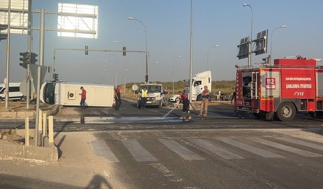 Ceylanpınar'da hafif ticari araç devrildi: 1 yaralı