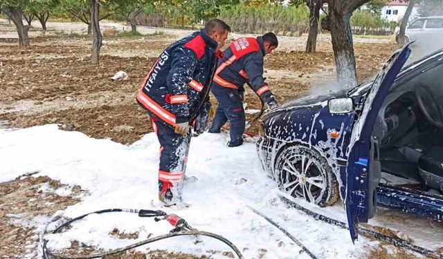 Darende'de park halindeki araç aniden alev aldı