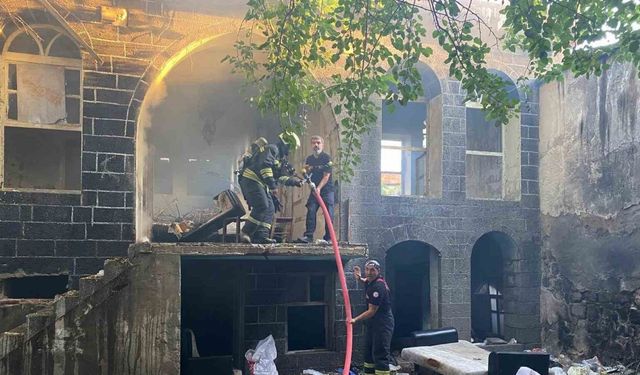 Diyarbakır’daki yangında tarihi yapı zarar gördü