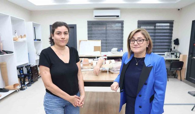 Dolandırılan depremzede Senem için Gaziantep’te yeni protez çalışmaları başladı