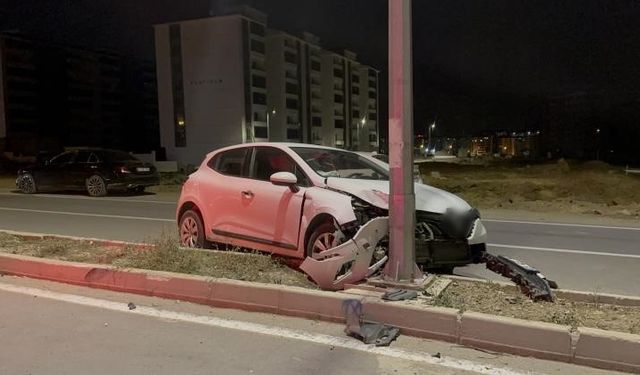 Elazığ’da otomobil aydınlatma direğine çarptı: 1 yaralı