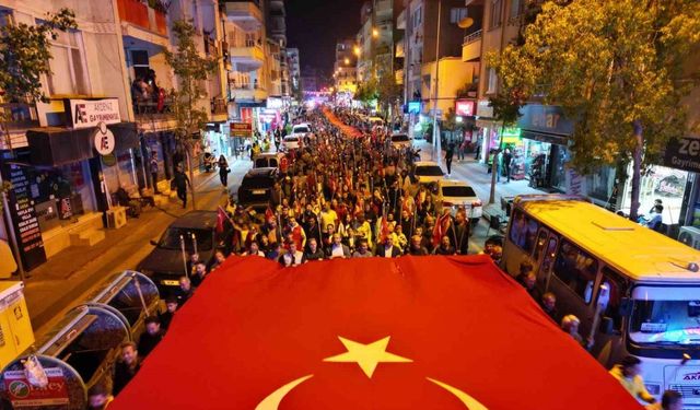 Erdemli’de binlerce kişi meşaleli bayrak yürüyüşüne katıldı