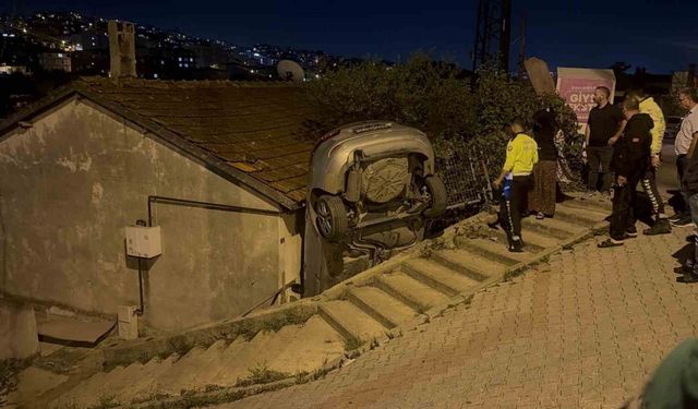 Gebze'de el freni çekilmeyen otomobil gecekonduya çarptı