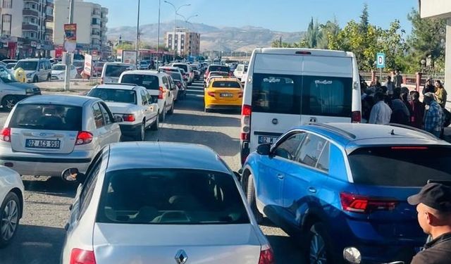 Hastanede yolundaki trafik yoğunluğu tepkilere neden oluyor