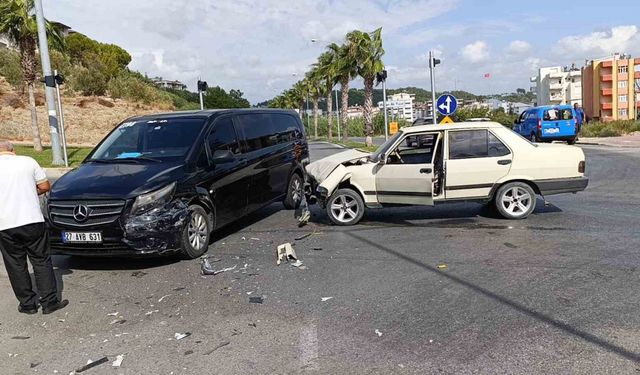 Manavgat'ta kaza yapan otomobilin yaralı sürücüsü hastaneye gitmeyi kabul etmedi