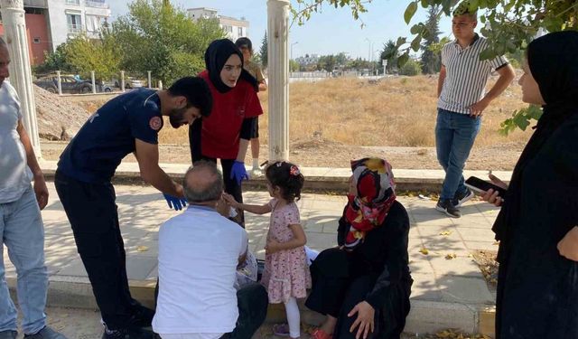 Motosiklet park halindeki motora çarptı: 3 yaralı