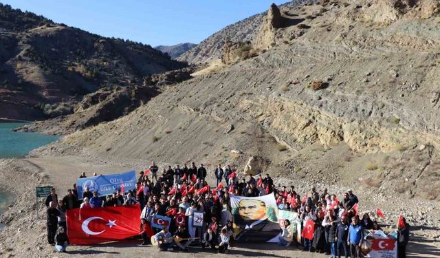 Oltu'da doğa yürüyüşü ile Cumhuriyet coşkusunu yaşadılar