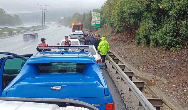 Otoyolda sağanak yağış kazaya sebep oldu: 1 ölü 2 yaralı