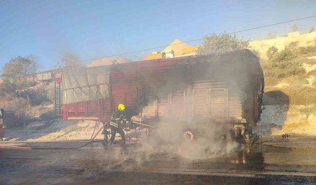 Tarsus’ta mısır yüklü tırda yangın çıktı