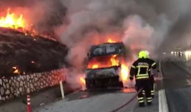 Tarsus'ta servis aracı otoyolda yandı: Yangın çalılara sıçradı