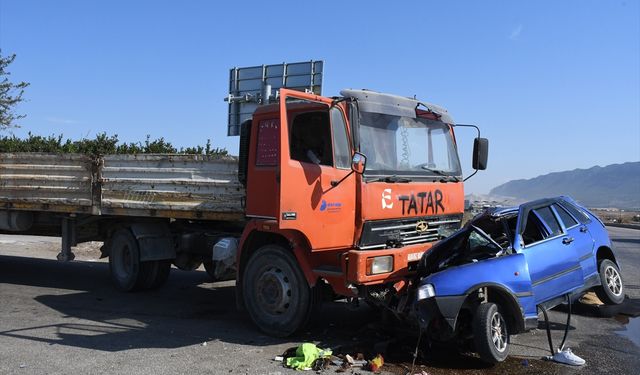 Adana tırla çarpışan otomobildeki 1 kişi öldü: 1 yaralı