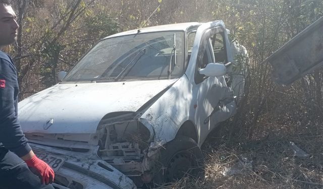 Ceyhan'da bariyerlere çarpıp devrilen otomobilin sürücüsü öldü