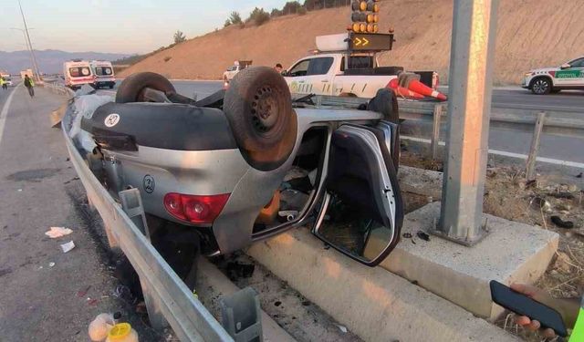 Aydın-Denizli otoyolunda otomobil takla atıp ters döndü: 3 yaralı