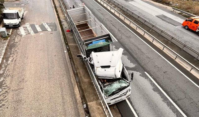 Böyle kaza görülmedi: Kamyonun sıkıştırıp yoldan çıkarttığı tır, beton bariyerlere çarptı