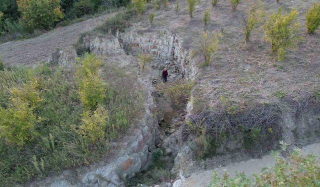 Depremin oluşturduğu 4 metre derinliğe sahip devasa yarık görüntüsüyle ürkütüyor