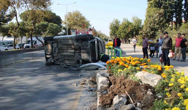 Efeler'de kontrolden çıkan otomobil yan yattı