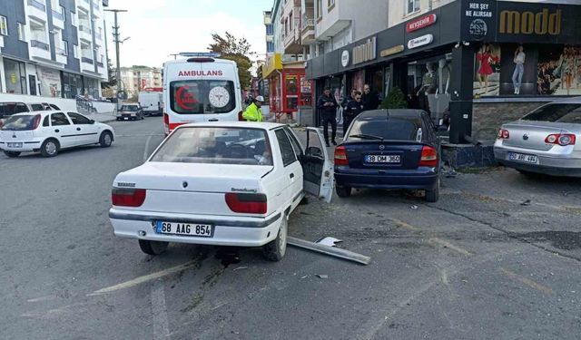 Kaldırımda yürüyen iki genç kız kıl payı kurtuldu