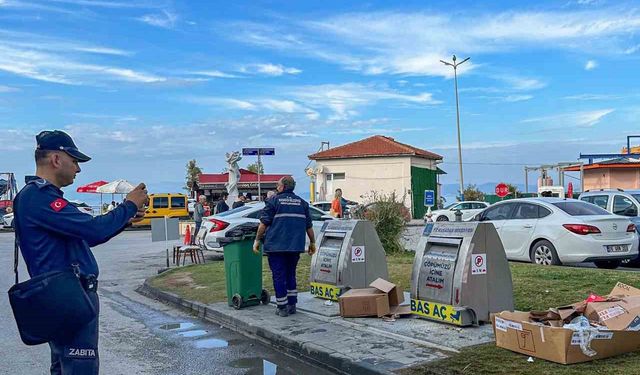 Kuşadası’nda yere çöp ve izmarit atanlara ceza kesildi