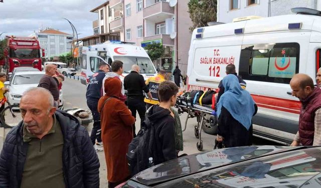 Lastiği patlayarak kontrolden çıkan motosiklet kadına çarptı: 2 yaralı