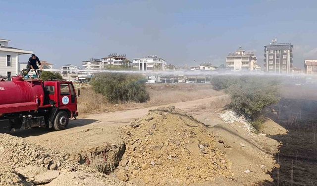 Manavgat’ta çalılık yangını evlere ulaşmadan söndürüldü