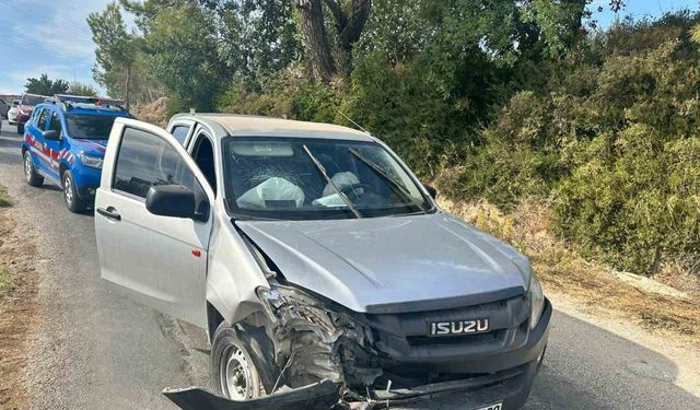 Manavgat’ta kamyonet ile otomobil çarpıştı: 3 yaralı