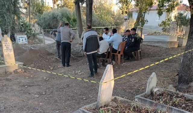 Mersin Tarsus'taki mezarlıkta kırılan küpten bin 100 adet gümüş sikke ortalığa saçıldı