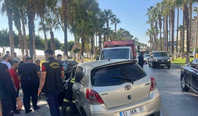 Mersin'de refüje çarpan otomobilin sürücüsü yaralandı