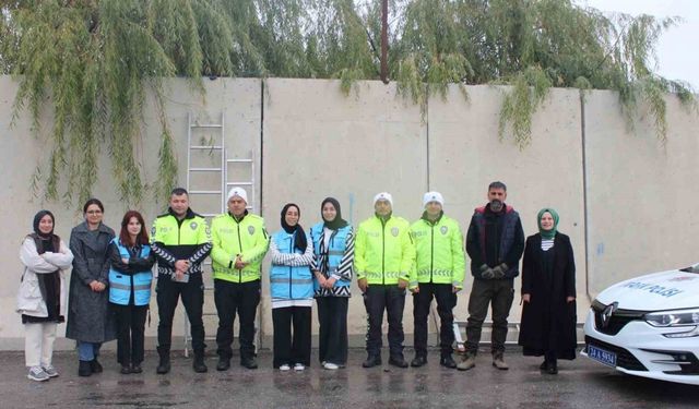 Öğrencilerden polislere destek ziyareti