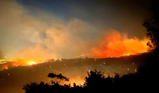 Orman yangını 8’inci saatte gece karanlığında etkisini hissettiriyor