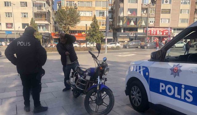 Otomobil sürücüsü kanlar içinde bıraktı: Motosikletliyi kaskıyla dövdü