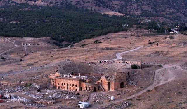 Pamukkale travertenlerinde gün batımı manzarası