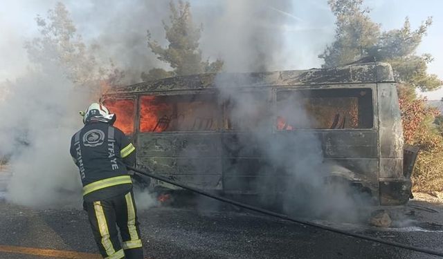 Pamukkale'de seyir halindeki minibüs alevlere teslim oldu