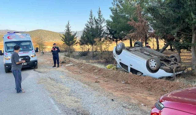 Tavas'ta virajı alamayan araç takla attı; 2 yaralı