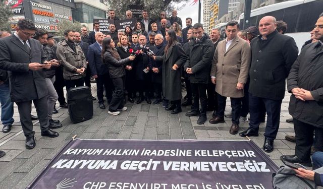 CHP'liler Esenyurt Belediyesi önünde eylem yaptı