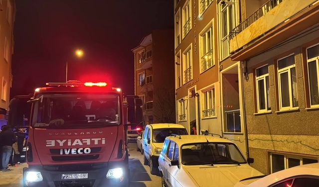 Edirne'de yangın çıkan apartmanda mahsur kalan genç ekiplerce kurtarıldı
