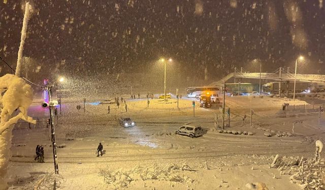 Karadeniz Sahil Yolu'nun Trabzon-Giresun güzergahı, iki tırın çarpışması sonucu ulaşıma kapandı