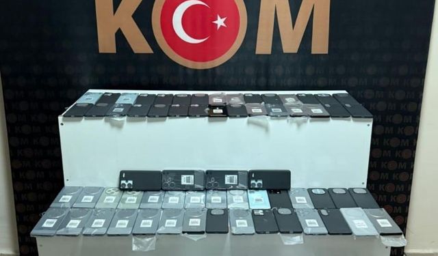 Van'da bir araçta 94 kaçak cep telefonu yakalandı