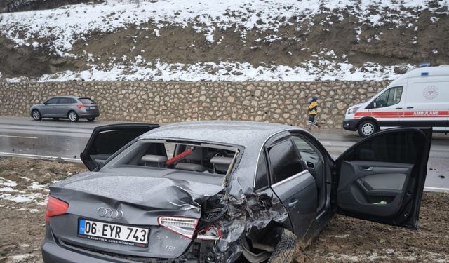 Amasya’da minibüs ile otomobil çarpıştı